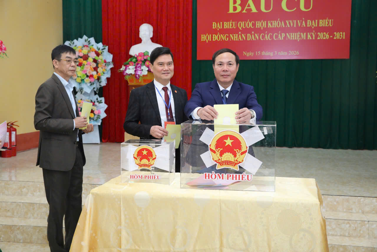 ĐỒNG CHÍ TRẦN NGỌC LUẬN- UỶ VIÊN BAN CHẤP HÀNH ĐẢNG BỘ TỈNH, GIÁM ĐỐC SỞ KHOA HỌC VÀ CÔNG NGHỆ, UỶ VIÊN UỶ BAN BẦU CỬ TỈNH THAM DỰ KHAI MẠC VÀ BỎ PHIẾU BẦU CỬ TẠI KHU VỰC BỎ PHIẾU SỐ 1, THUỘC PHƯỜNG NGHĨA LỘ, TỈNH LÀO CAI